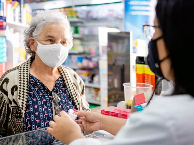 FindAPharmacy_640x480 Farmacéutica explicando el medicamento a la paciente