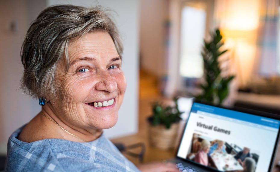 Mujer jugando a un juego virtual en su computadora portátil